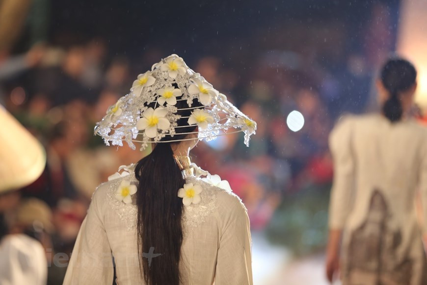 ‘Non’ (conical hat), a popular headwear of Vietnamese people in the past, becomes an interesting accessory for new ‘Ao dai’ designs. Experts said that ‘Ao dai’ is not only a great work of art adding to the national beauty but also a symbol of the identity and spirit of Vietnam. The traditional dress is suitable for all ages. It has become the standard costume on formal occasions or national holidays, weddings, the Lunar New Year festival, graduation days or in important competitions. Many experts held that the traditional dress offers a comprehensive insight into the country’s history. Through its function and the habit of using, ‘Ao dai’ reflects the social and cultural value, art and cultural identity of the Vietnamese nation. (Photo: VietnamPlus)