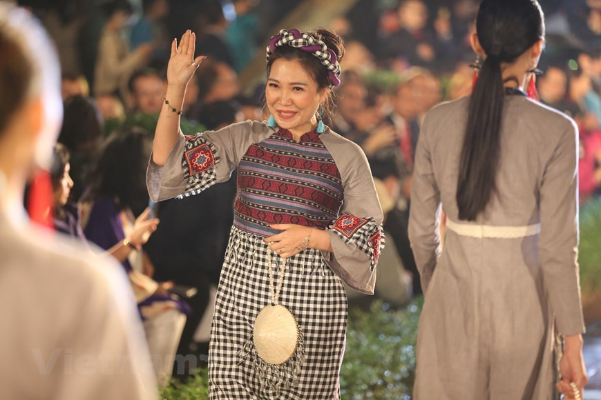 ‘Ao dai’ has been the traditional costume of Vietnamese people for many generations. Going through numerous ups and downs in history, it has established itself as a part of the country’s cultural heritage. The exact origin of ‘ao dai’ is unknown though researchers concluded that its history dates back to thousands of years ago with different designs. The oldest image preserved so far of ‘ao dai’ was ‘Ao Giao Linh’ (cross-collared robe) in about 1744 when South Vietnam was ruled by Lord Nguyen Phuc Khoat while the North was under the control of Trinh Lords. It was then worn with black skirts and a cloth belt. (Photo: VietnamPlus)
