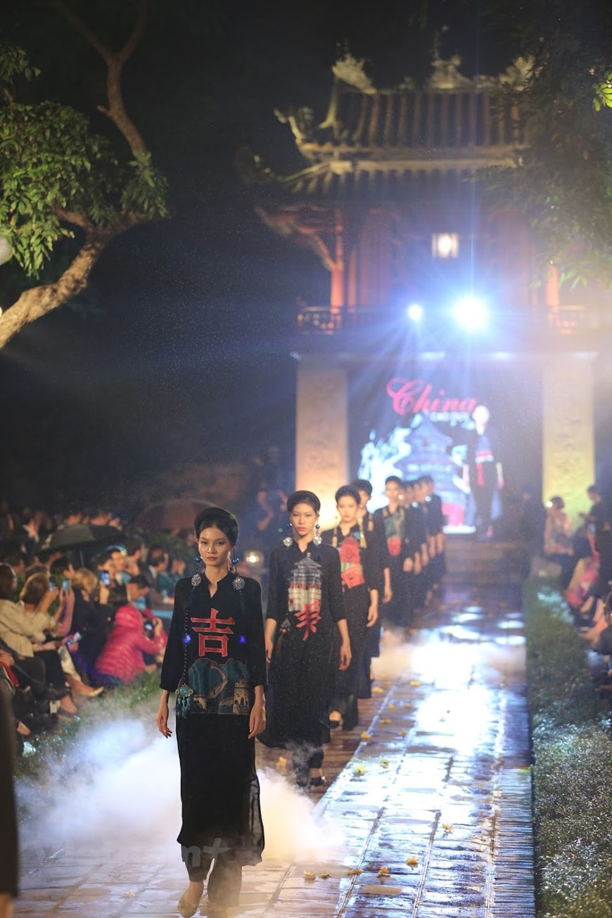 ‘Ao dai’ has seen significant changes throughout history, but its traditional characteristics have still been preserved, contributing to enhancing the charming beauty of Vietnamese women. It has been an endless source of inspiration for movies, music and fine art, and also formed part of the soul of Vietnamese people both at home and abroad. In the mind of Vietnamese people and the eyes of international friends, Ao Dai is a symbol of Vietnamese culture and quintessence. The word “Ao Dai” has been included in the Oxford dictionary, which explains that ‘Ao dai’ is a Vietnamese woman’s long-sleeved tunic with ankle-length panels at front and back, worn over trousers. (Photo: VietnamPlus)