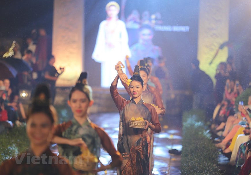 Designer Hue Thi (Can Tho city) opens the show with a collection deeply imbued with traditional identities of Vietnam, while designs by Trung Beret from Dak Lak province demonstrate the tranquility of Laos. Tran Thanh Man from the ancient royal city of Hue is inspired by the royalty of Thailand, Cao Duy (Tien Giang province) by the wonders of China, and Ngoc Han (Hanoi) the imperial patterns of India. Meanwhile, Tran Thien Khanh (Hue) creates images of the Republic of Korea through Hanbok images, Ha Duy (Hanoi) finds inspiration in the architecture of Japan, Trinh Bich Thuy (Hanoi) tells Greek mythology, Cong Huan (Ho Chi Minh City) pays attention to the Statue of Liberty of the US, and Lan Huong (Hanoi) shows off the heritage beauty of German architecture. (Photo: VietnamPlus)