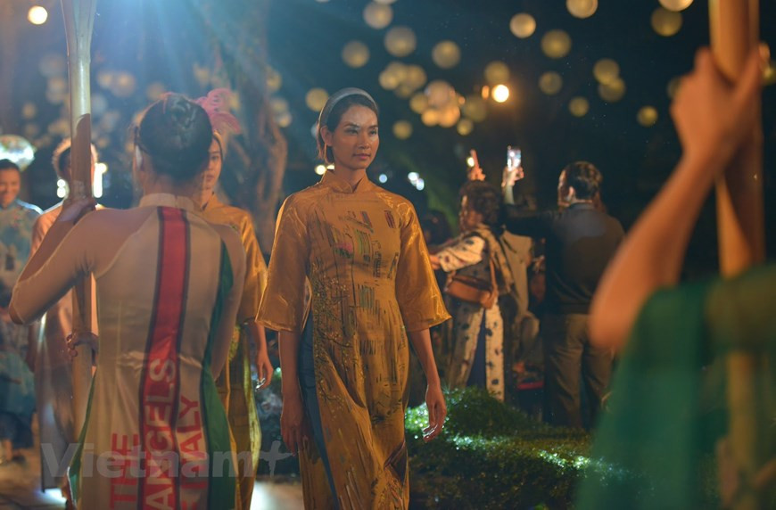 Experts held that in the country’s cultural and art history, Ao dai is not only a great work of art adding to the national beauty but also a symbol of the country’s identity and spirit. Nguyen Phuong Nga, Vietnamese Ambassador to the UN from 2014 to 2018, says that ‘Ao dai’ has become part of the national soul anywhere, and it deserves to be honoured as an intangible cultural heritage of humanity as it represents traditional values of Vietnam as well as talents of local artisans. To contribute to promoting ‘Ao dai’, she presented two ‘Ao dai’ which she wore in diplomatic events to the Vietnamese Women’s Museum. (Photo: VietnamPlus)