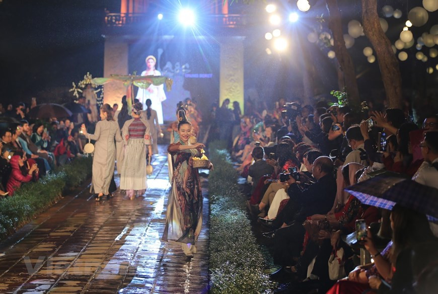 Via their collections, designers wish ‘Ao dai’ to be known farther and wider and get established in human civilisation. Experts said that ‘Ao dai’ is not only a great work of art adding to the national beauty but also a symbol of the identity and spirit of Vietnam. The traditional dress is suitable for all ages. It has become the standard costume on formal occasions or national holidays, weddings, the Lunar New Year festival, graduation days or in important competitions. Many experts held that the traditional dress offers a comprehensive insight into history. Through its function and the habit of using, ‘Ao dai’ reflects the social and cultural value, art and cultural identity of the Vietnamese nation. (Photo: VietnamPlus)