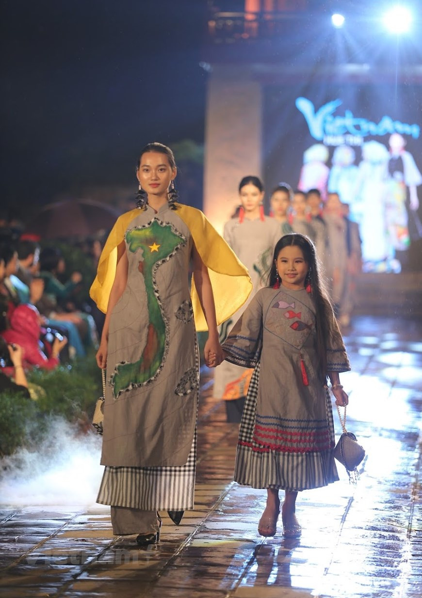 The 15 collections by 15 designers were inspired by 15 countries around the world. They were made from traditional materials of Vietnam such as silk and the ‘AP’ hemp cloth - a recently revived traditional material that fell into oblivion for many years. The event, co-organised by the Thang Long Institute for Cultural Research and Tinh hoa Dat Viet Magazine, features the participation of more than 400 models, actors, and guests, including the wives of the ambassadors of Italy, India, Laos and Belarus. ‘Ao dai’ has long been a traditional costume and a typical cultural feature of Vietnam. Through ups and downs with constant changes, ‘Ao dai’ still honours the gracefulness and elegance of Vietnamese women. (Photo: VietnamPlus)