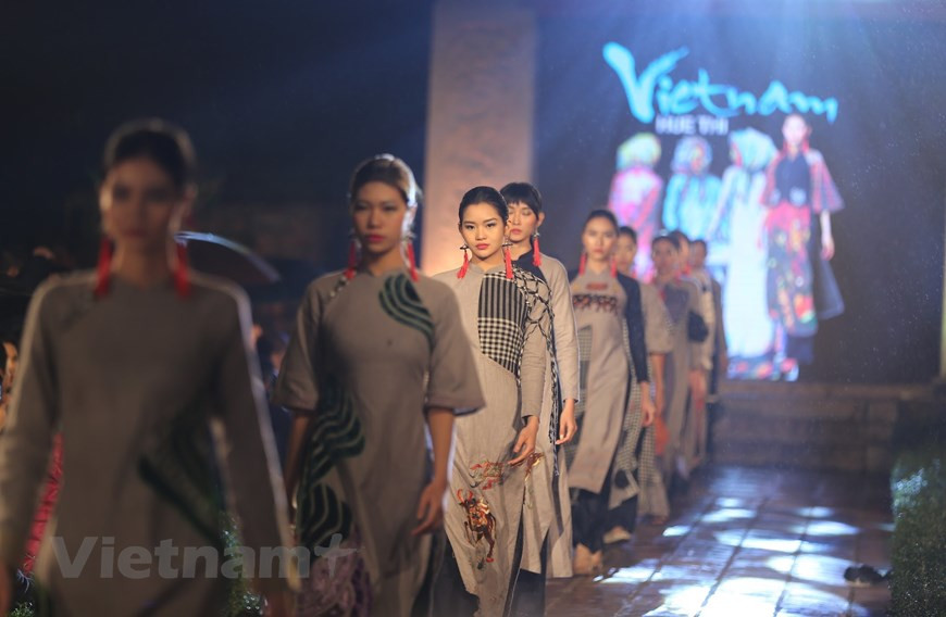 Designer Minh Hanh, General Director of the programme, said if silk has long been a popular material for making ‘Ao dai’, now the public come to know another ‘wonderful’ material - cloth made from hemp fibre, which is a friendly and comfortable material. ‘Ao dai’ has established itself as a cultural symbol connected with the image of Vietnamese women. It has seen significant changes through the years but its traditional characteristics have still been preserved, thus helping to enhance the charming beauty of Vietnamese women. In the mind of Vietnamese people and the eyes of international friends, ‘Ao dai’ is also a representative of Vietnamese culture and quintessence. (Photo: VietnamPlus)
