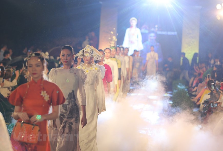 Via their designs, Cao Minh Tien (Hanoi) shows his love for the French language, Thanh Thuy (Hanoi) wants to depict the romance and gallantry of Italians, Phuong Thanh (HCM City) describes the beauty of tulip, the flower symbol of the Netherlands, Chu La (Hanoi) introduces the Spanish culture, and Minh Hanh (HCM City) illustrates the great culture of Russia. ‘Ao dai’ is worn on various occasions, from family gatherings to diplomatic events, art performances, festivals, especially the traditional Tet (Lunar New Year) holiday, fashion shows and beauty contests, both at home and abroad. Ao dai is not complicated to put on. While it is simple to wear, the dress highlights the beauty of women. (Photo: VietnamPlus)