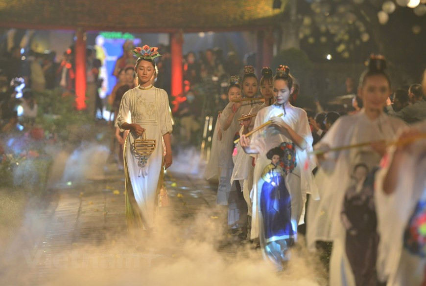 Decorated with images of Hanbok - the traditional outfit of Korean people, Ao dai designs by Tran Thien Khanh convey an impression of the cultural identity of the Republic of Korea. In the 1930s, Vietnam was under the rule of French colonialists and influenced by Western culture. The tailor-artist Cat Tuong (or Le Mur) made a reform in ‘ao dai’ making when she combined Western dress style with the traditional ‘ao dai’. The new outfit was resized to fit perfectly women’s body with a floor-length and curved flap, a pinched waist, along with a Western-style heart-shaped collar, and puffed sleeves. However, this design was not welcomed by the public who said it did not match Vietnamese traditions. (Photo: VietnamPlus)