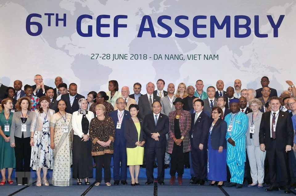 Prime Minister Nguyen Xuan Phuc (front row, centre) and participants in the GEF-6 in Da Nang city pose for a group photo (Photo: VNA)