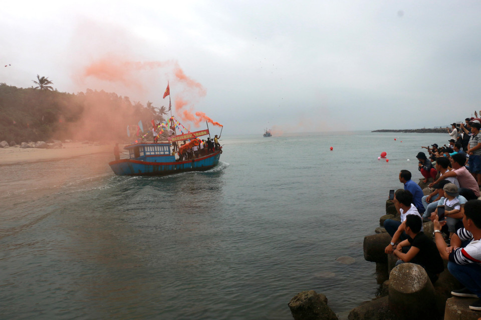 Local fishermen start their first fishing trip of the new lunar year (Photo: VNA)