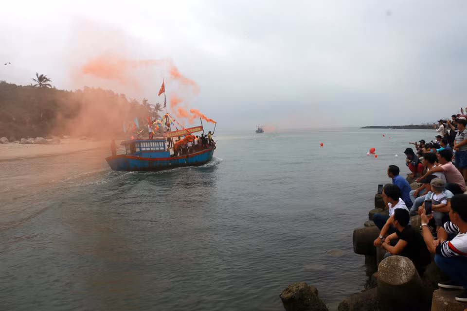 Local fishermen start their first fishing trip of the new lunar year (Photo: VNA)