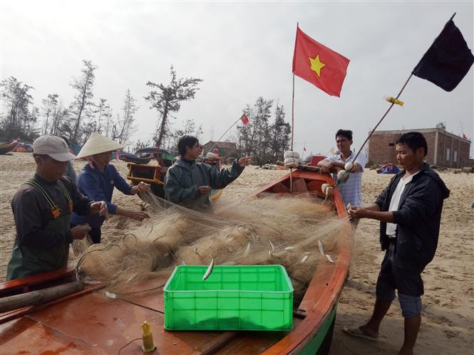 Fishermen in the central province of Quang Binh enjoy their catch (Photo: VNA)