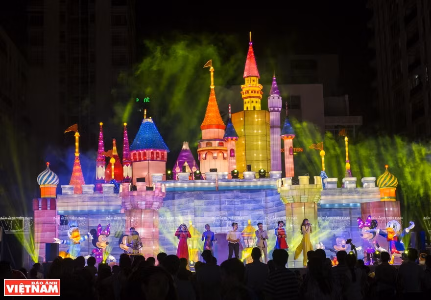 The Light Festival is held in District 7, covering an area of 10,000 m2 (Photo: VNA)
