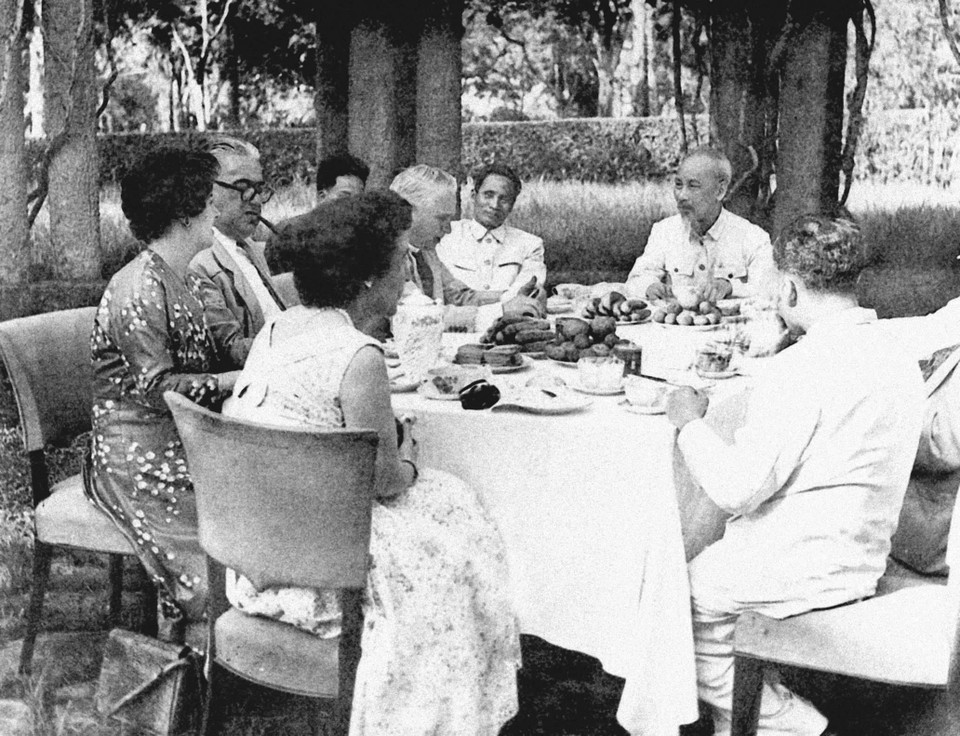 President Ho Chi Minh receives a delegation of the UK Parliament members visiting Vietnam, May 4, 1957 (Photo: Archive)