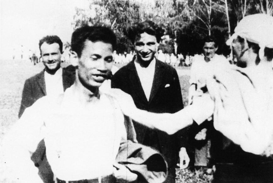 Nguyen Ai Quoc with Russian friends during his participation in the fifth Congress of the Communist International in Moscow, June 17- July 8, 1924 (Photo: Archive) 