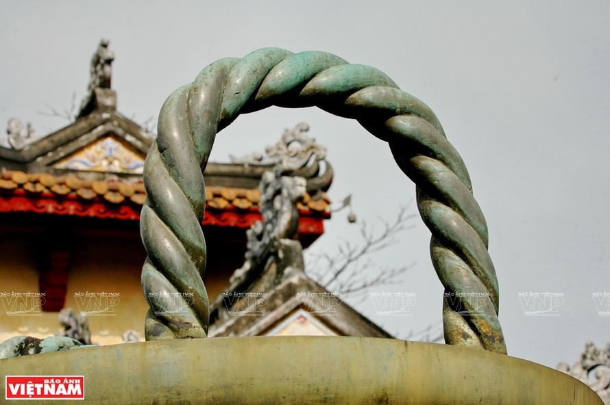 Straps of a big cauldron was casted in the Nguyen dynastry (Photo: VNP/VNA)