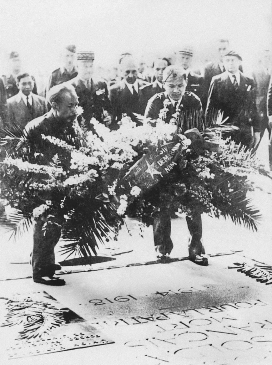 President Ho Chi Minh lays a wreath in tribute to the fighters for independence and freedom of France at the Triumphal Arch in Paris, June 1946 (Photo: Archive)