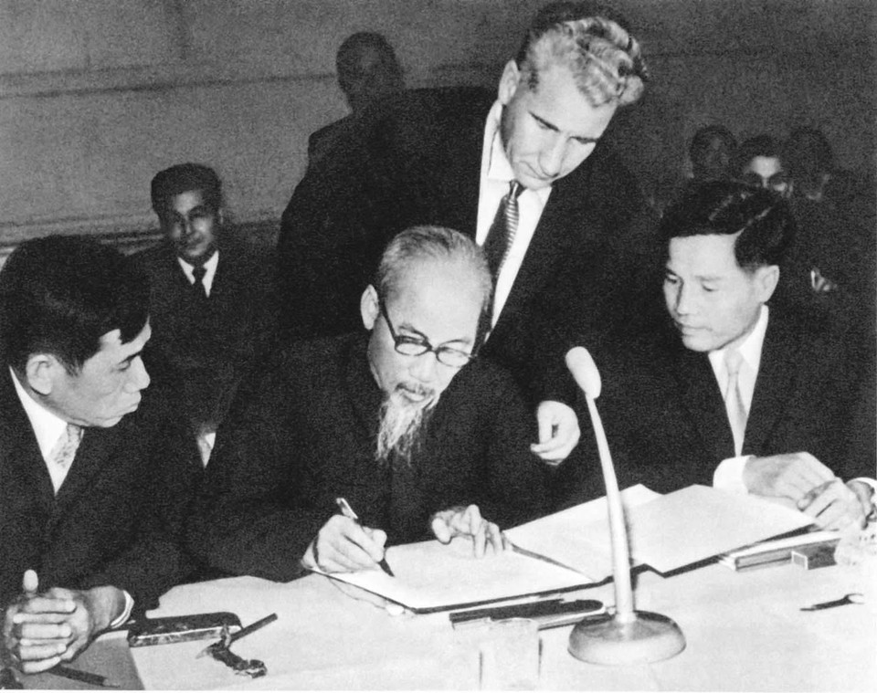President Ho Chi Minh signs the joint declaration at the Conference of 81 International Communist Parties and Workers’ Parties in Moscow, November 1960 (Photo: Archive)