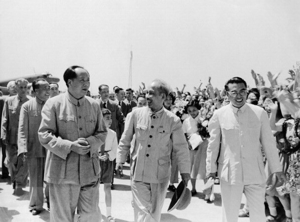  Chinese President Mao Zedong welcomes President Ho Chi Minh during his friendship visit to China, June 25, 1955 (Photo: Archive)