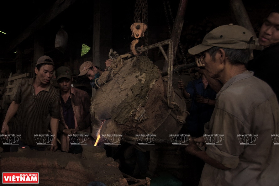 Pouring fused bronze in the mold (Photo: VNP/VNA)