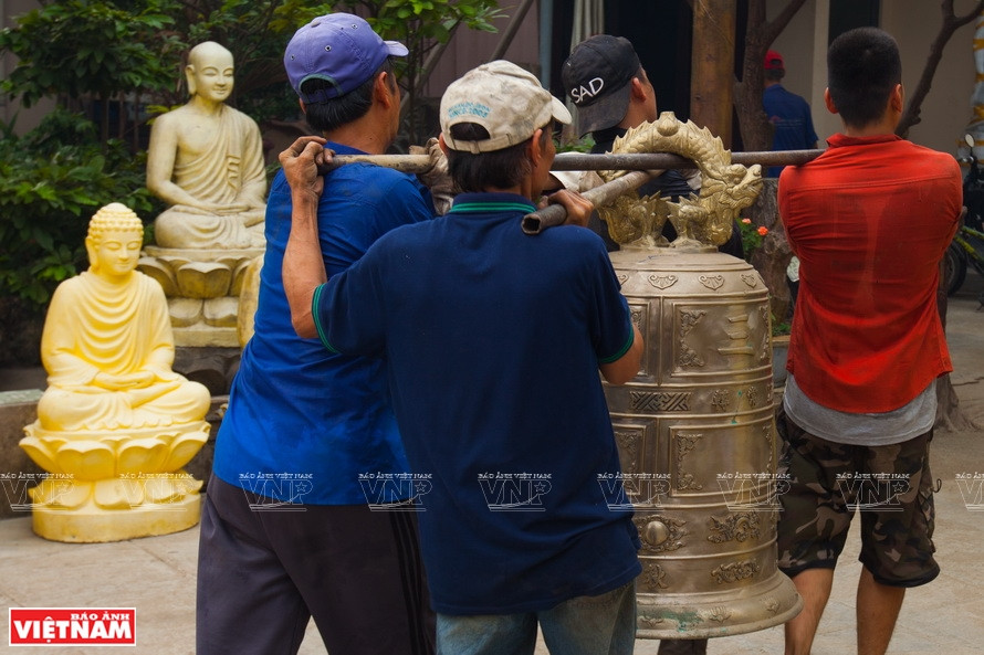 Bronze bell - a traditional product of Phuong Duc village (Photo: VNP/VNA)