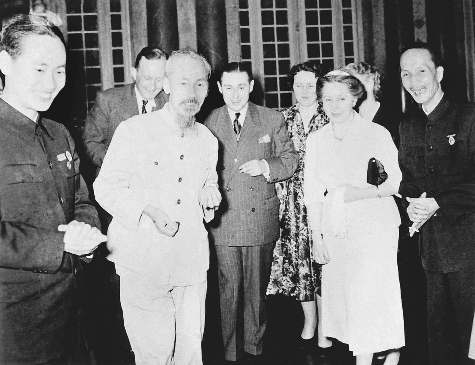 President Ho Chi Minh receives the French peace movement delegation during their visit to Vietnam, March 15, 1955 (Photo: Archive)