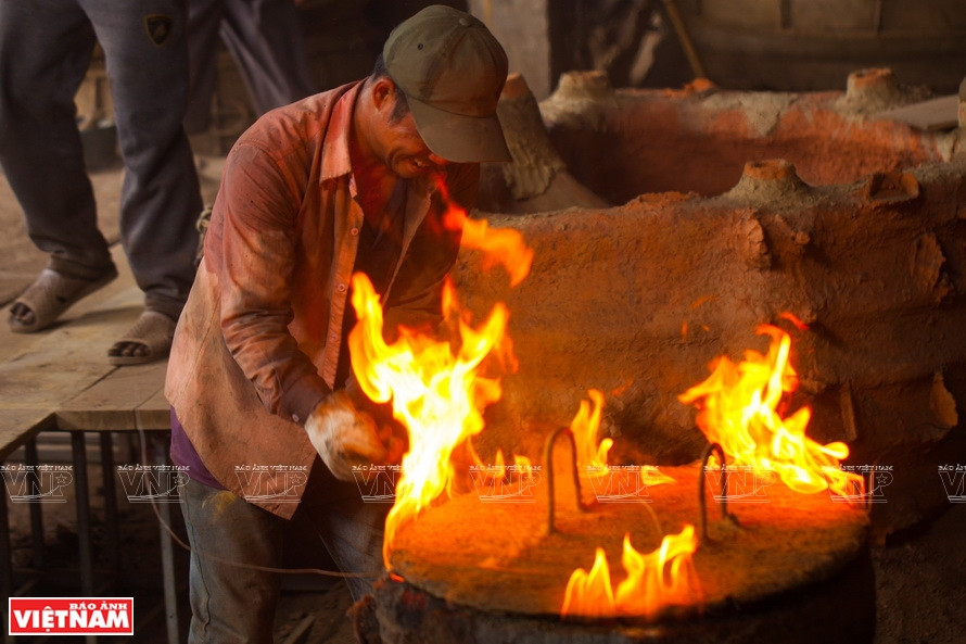 Temperature inside the kiln reaches thousands of degrees Celsius (Photo: VNP/VNA)