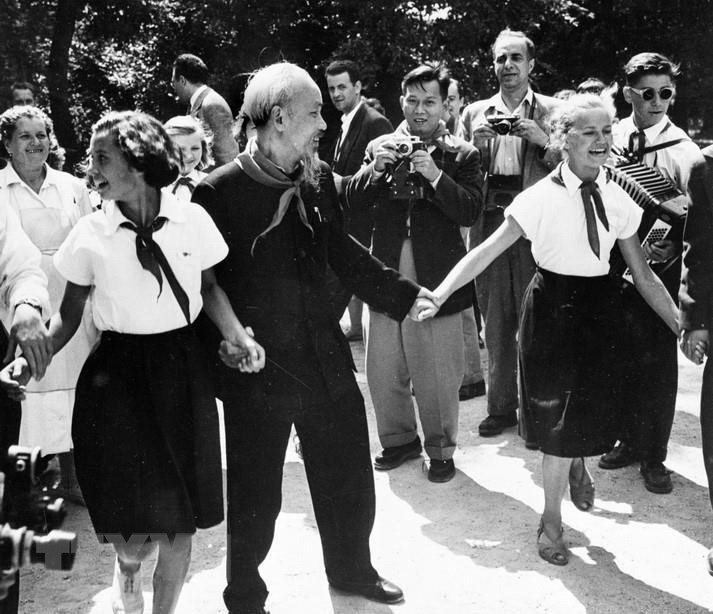 President Ho Chi Minh with Hungarian children during his visit to Budapest, August 4, 1957 (Photo: VNA)