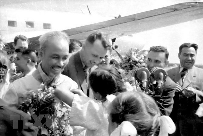President Ho Chi Minh at Novosibirsk airport during his official visit to the Soviet Union, July 10, 1955 (Photo: Archive)