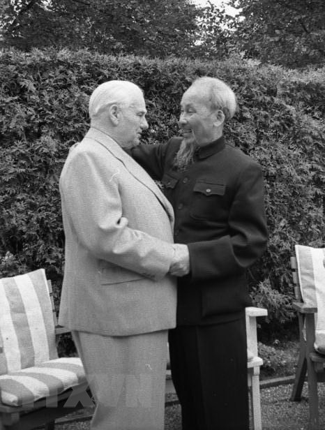 President Ho Chi Minh and Presidetn Vinhem Pich during his official visit to Democratic Republic of Germany, July 25, 1957 (Photo: Archive)