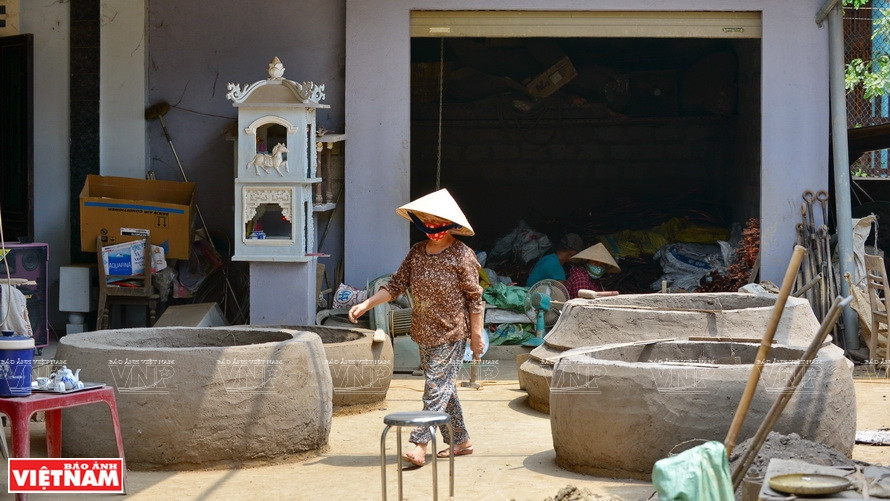 Molds are dried before casting (Photo: VNP/VNA)