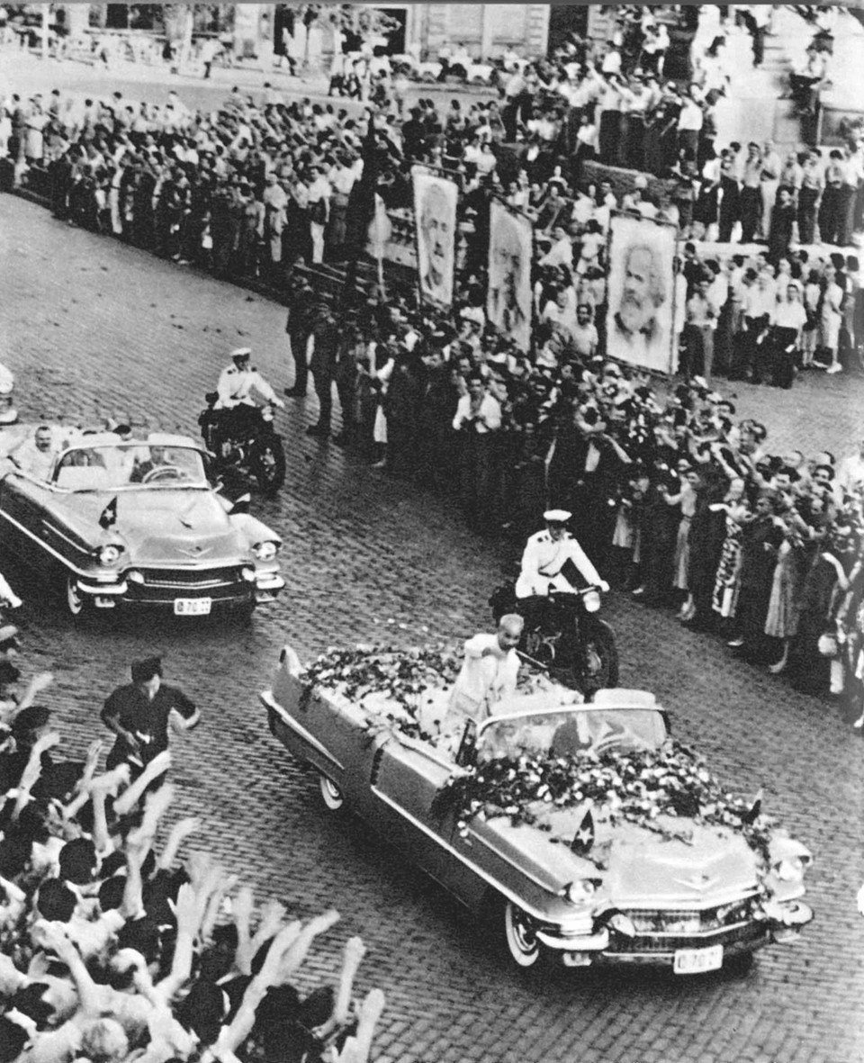 People of Sophia warmly welcome President Ho Chi Minh during his friendship visit to Bulgaria, August 1957 (Photo: Archive)
