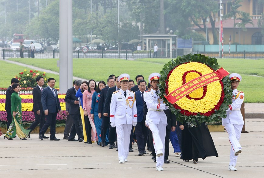 Party and State leaders and National Assembly deputies pay homage to President Ho Chi Minh (Photo: VNA)