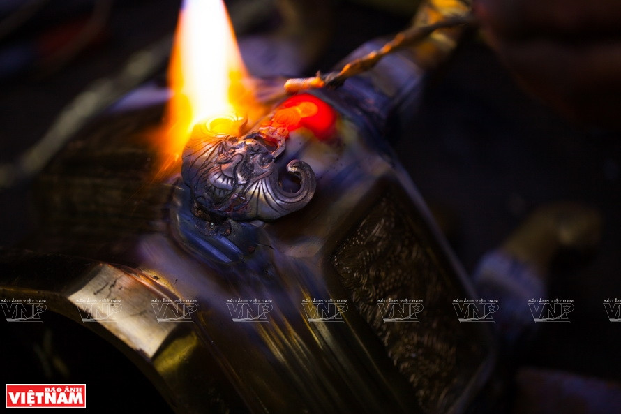 Soldering bronze (Photo: VNP/VNA)