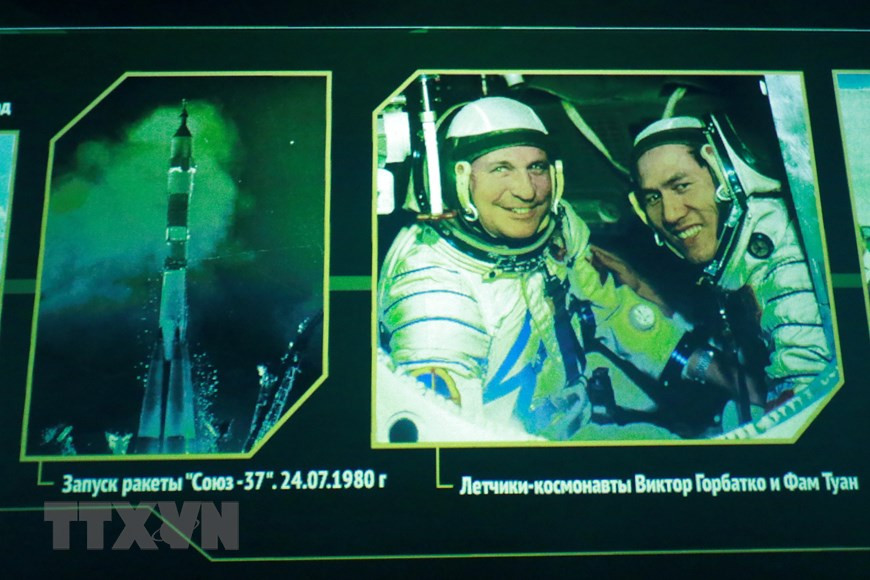 Cosmonauts Pham Tuan (right) and Viktor Gorbatko before the historical flight in July, 1980 (Photo: VNA)