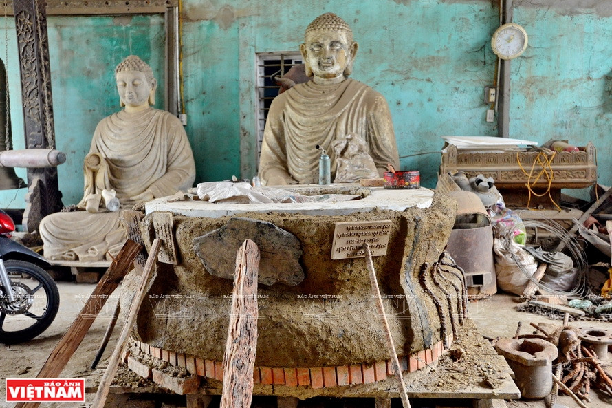 A mold is made from clay and special additives (Photo: VNP/VNA)