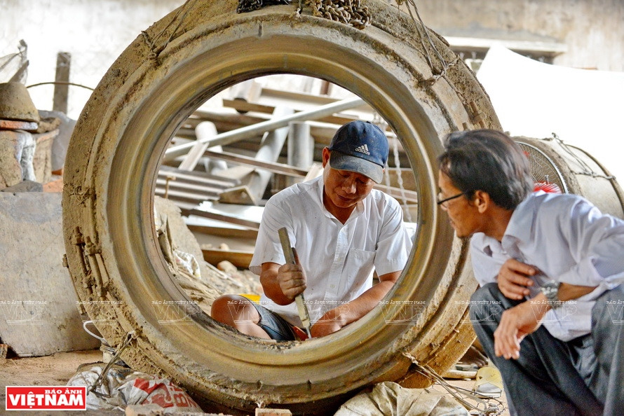 Nguyen Van Quy, a skilled bronze craftsman in Phuong Duc village (Photo: VNP/VNA)