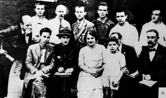 Nguyen Ai Quoc (first row, first left) and participants at the fifth Communist International Congress in Moscow, June 17 – July 8, 1924 (Photo: Archive)