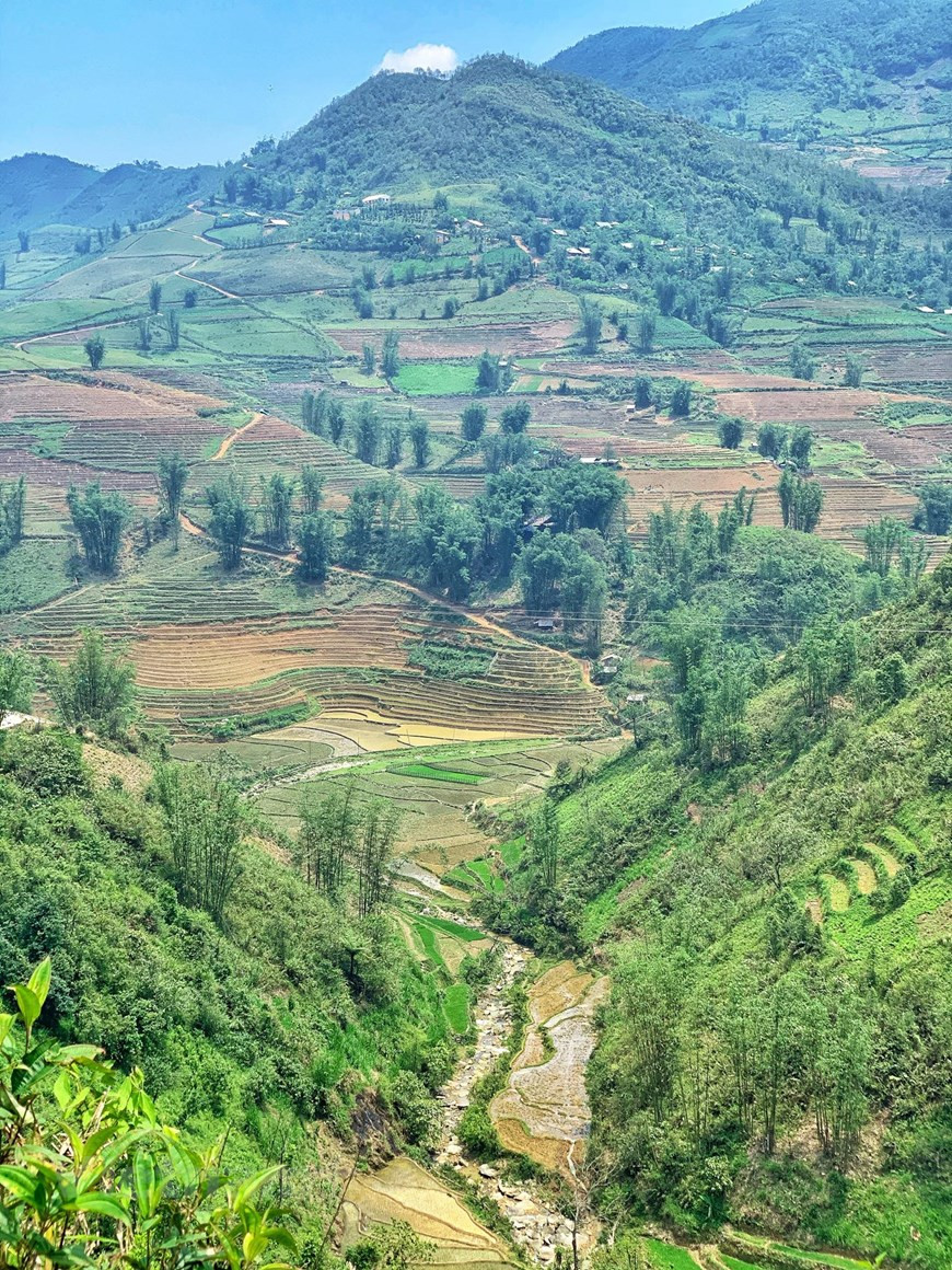 Located at an altitude of 2,000m above sea level, Y Ty is a highland commune of Bat Xat district, which has a cool climate all year round and is inhabited by the Mong, Dao, Giay and Ha Nhi ethnic minorities. During the water season, the fields are filled with water to start a new crop. No longer carrying in itself the blossoming blossoms of spring, or the golden color of ripe rice in the fall, the beauty of the pouring water season is carved by the giant sun mirrors of the water mixed with the simple and rustic earth color. Desert that beautiful to the surprise. (Photo: Vietnamplus) 