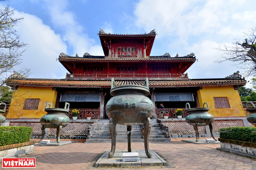 The nine tripod cauldrons placed in The Mieu yard, each of which weighs more than 2 tons (Photo: VNP/VNA)