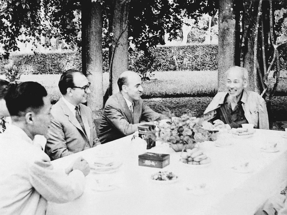 President Ho Chi Minh receives the journalists of L’Unita journal of the Italian Communist Party, May 12, 1959 (Photo: Archive)