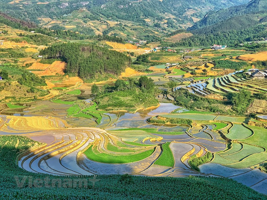 The seductive charm of rice terraces is waiting for travelers to explore. Y Ty has become a popular name in the tourist map. It is a rice terrace just exploring by the expert backpackers in the recent time. Nevertheless, this is just the attraction of Y Ty rice terrace due to their pristine landscape. Riding 100km from Lao Cai city, you will reach the untouched commune in Bat Xat district named Y Ty. It is where there are pristine cascading fields. The fields there are different from rice fields made by Hmong people in Mu Cang Chai; it is shaped naturally and possesses a variety of shapes. (Photo: Vietnamplus) 