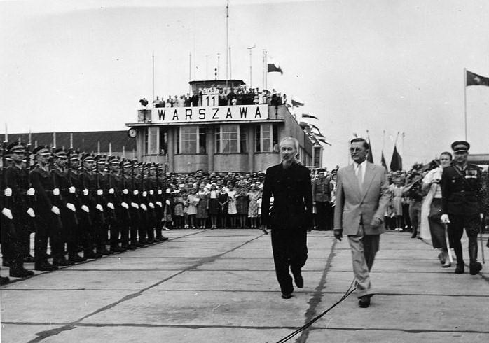 President Ho Chi Minh at Warsaw airport, Poland, July 21, 1957 (Photo: Archive)
