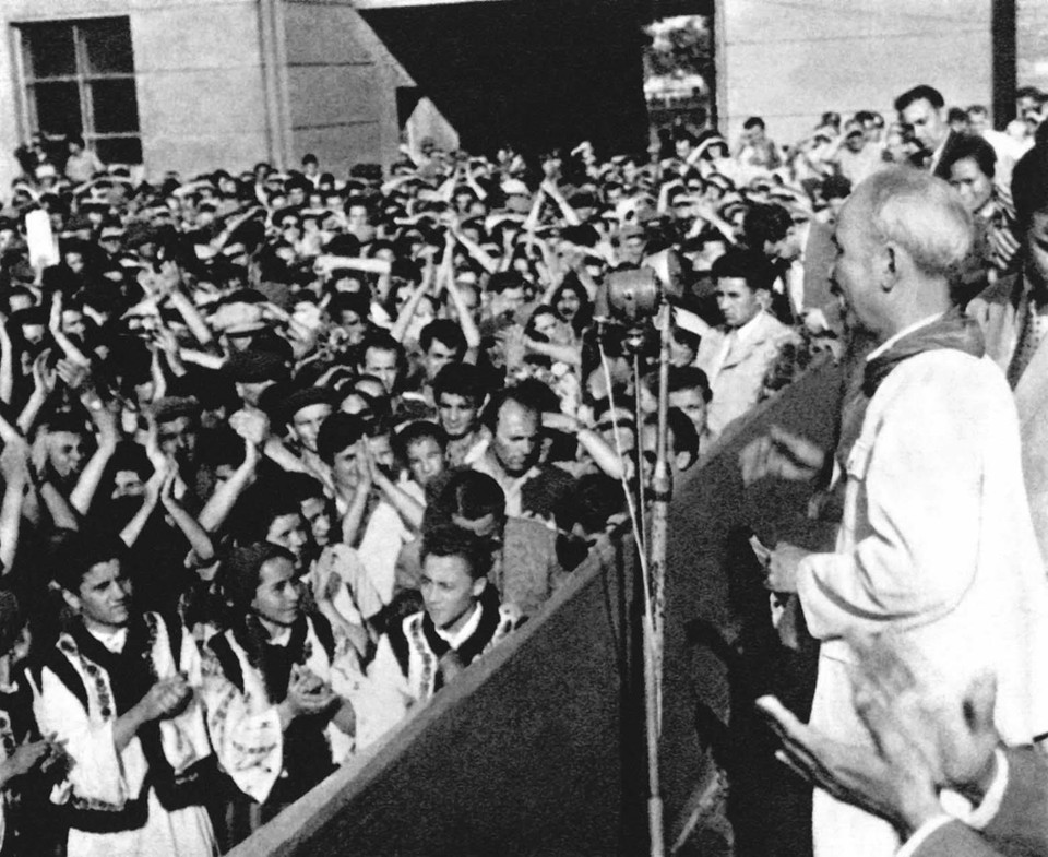 President Ho Chi Minh talks to the workers of the tractor manufacturing factory of Romania, July 1957 (Photo: Archive)