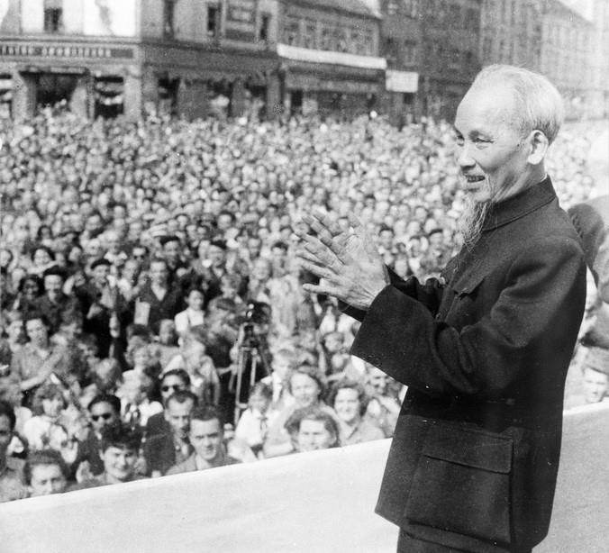 President Ho Chi Minh talks to over 30,000 workers of Vysočina industrial park during his friendship visit to Czechoslovakia, July 17, 1957 (Photo: VNA)