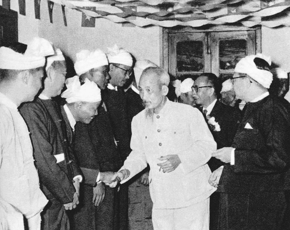 The Myanmar people welcome President Ho Chi Minh during his friendship visit, February 14, 1958 (Photo: Archive)