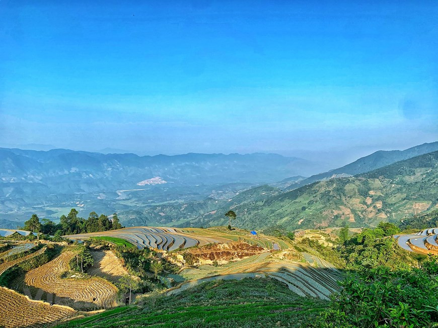 Y Ty can be reached in 2 ways, which is more than 100 km each, one can start from Lao Cai, through Lung Po via Trinh Tuong where the Red river comes to Vietnam from China, pass through A Mu Sung before arriving in Y Ty, the path cuts through jungles, cardamon forests with sparse population and the villages nestled on the slopes. The road is challenging and not easy for even hardened bikers. Another way is from Sapa to Muong Hum market, Den Thang to Y Ty, this path is easier, motorbikes and cars can go however just be careful as it is slippery there are many sharp bends. (Photo: Vietnamplus)