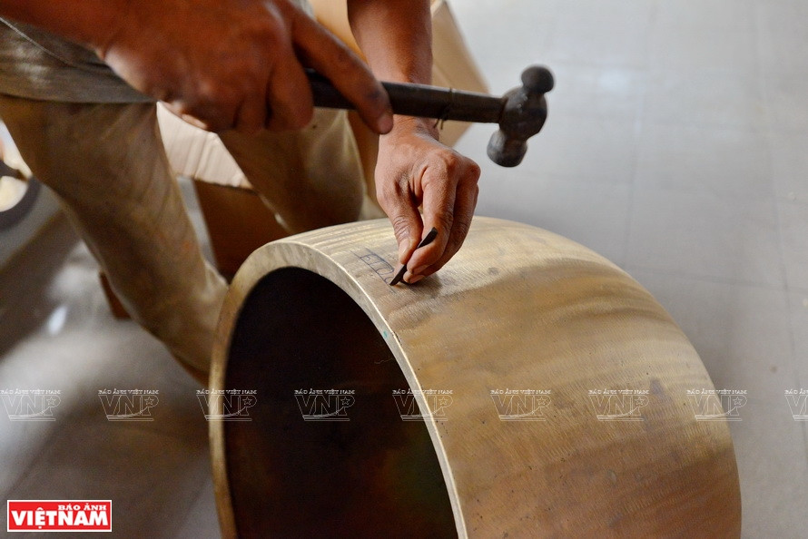 Carving the year of casting on a small bell (Photo: VNP/VNA)