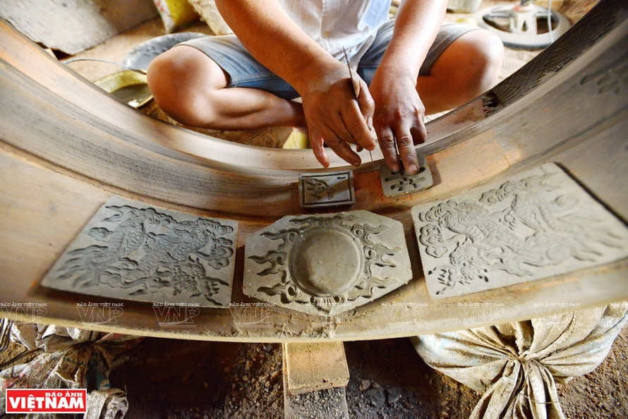 Carving patterns on the mold (Photo: VNP/VNA)