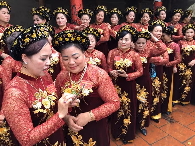 Among those who participate in the procession are local women who are 51 years old called "b​a đ​am". (Photo: VNA)