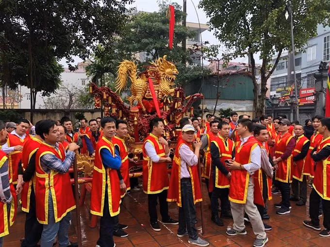 On every 4th day of the lunar New Year, Dong Ky villagers hold a firecracker procession to celebrate General Thi​en C​uong, who is the tutelary god of the village and the one who led locals to fight foreign invaders. (Photo: VNA) 