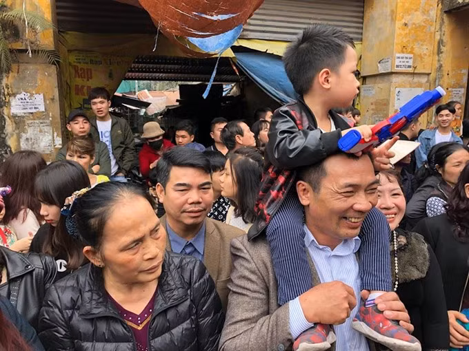 Local people are excited to see the procession (Photo: VNA)